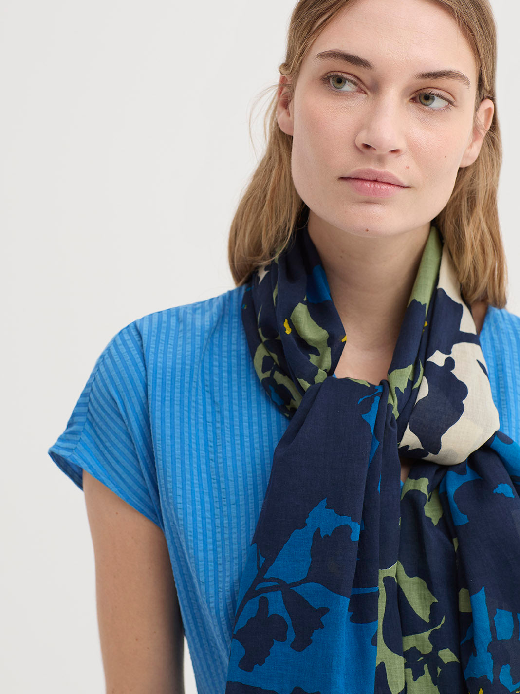 Nice Things - Penelope flowers - scarf